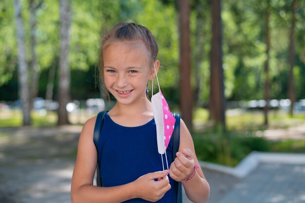 Photo portrait of smiling girl standing outdoors