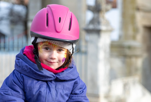 Photo portrait of smiling girl wearing cycling helmet