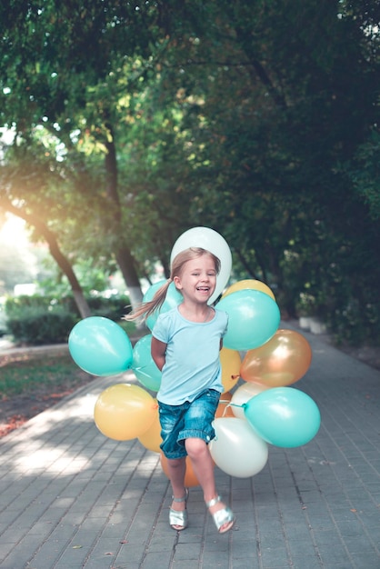 Foto ritratto di una ragazza sorridente con dei palloncini