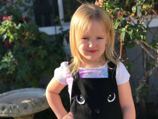 Photo portrait of smiling girl with blond hair