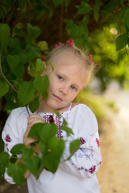 우크라이나어 수 놓은 셔츠 우크라이나어 전통에 꽃과 웃는 소녀의 초상화