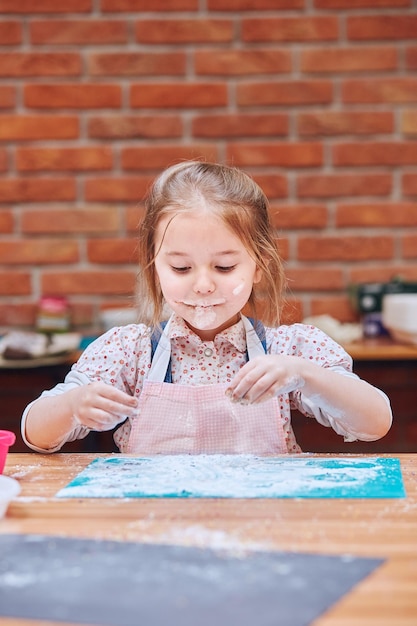 アイスクリームを持った笑顔の女の子の肖像画