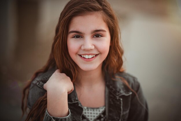 Photo portrait of smiling girl with long hair