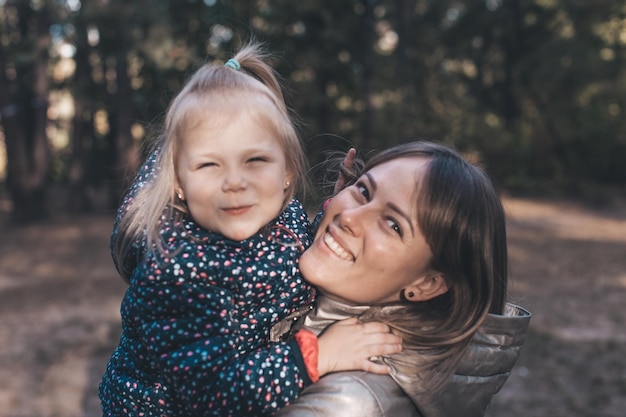 Photo portrait of a smiling girl and women