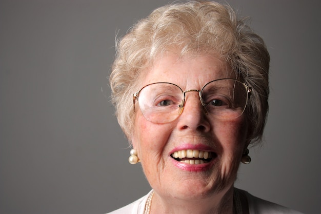 Портрет улыбающейся бабушки