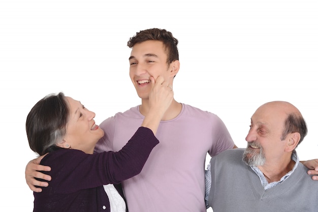 Портрет улыбающегося внука с бабушкой и дедушкой