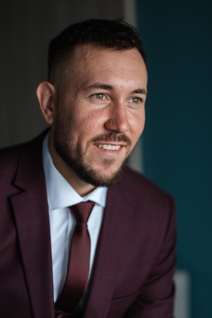 Photo portrait of smiling groom with beard