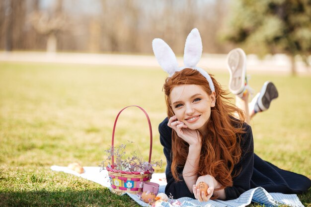 Photo portrait of a smiling happy red head girl