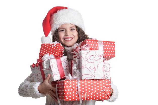 Портрет улыбающейся маленькой девочки с рождественскими подарками