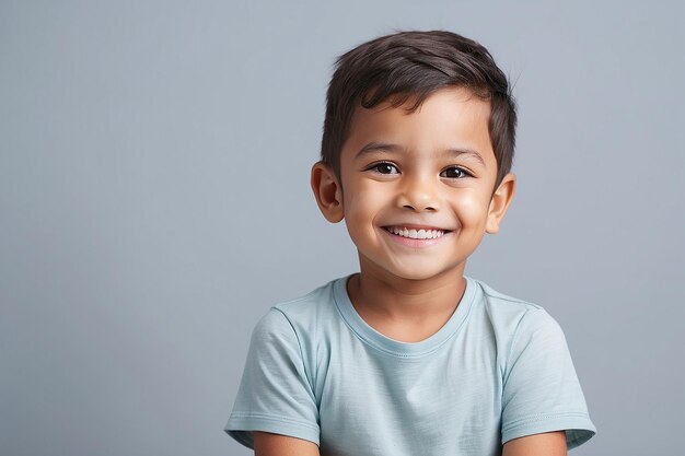 Foto ritratto di un bambino sorridente in piedi