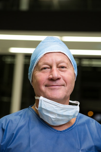 笑顔の男性外科医の肖像画
