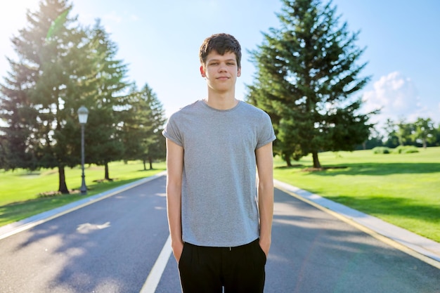 Photo portrait of a smiling male teenager looking at the camera