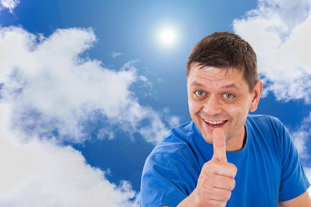 Foto ritratto di un uomo sorridente contro il cielo blu