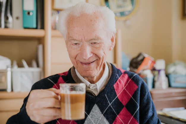 Foto ritratto di un uomo sorridente che beve un bicchiere