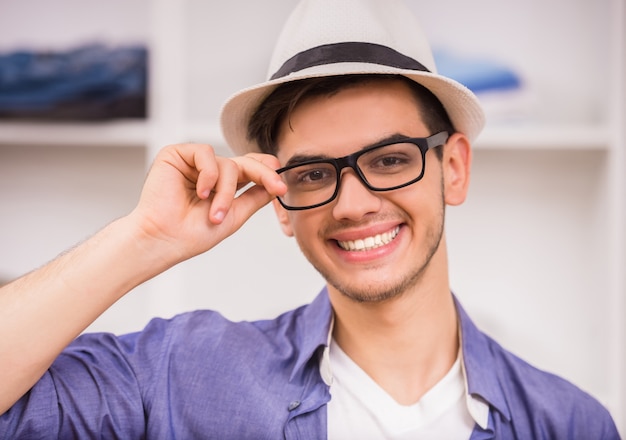 Ritratto di uomo sorridente in bicchieri e cappello