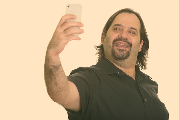 Photo portrait of smiling man holding camera