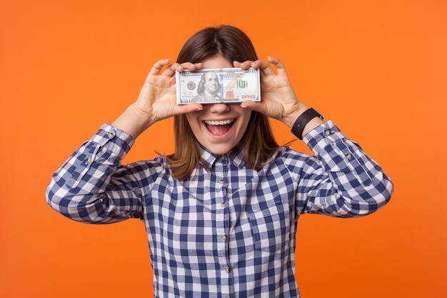 Photo portrait of smiling man holding camera