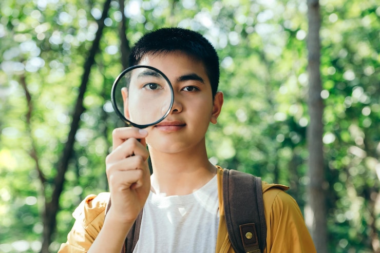 Photo 植物を抱えている笑顔の男の肖像画