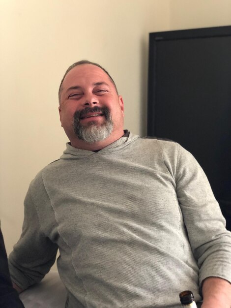 Photo portrait of smiling man at home