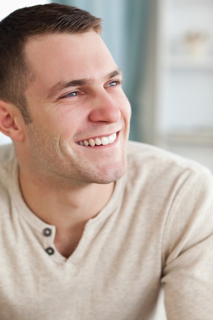 Foto ritratto di un uomo sorridente in posa