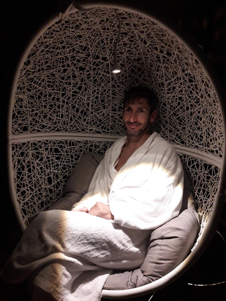 Photo portrait of smiling man relaxing on seat