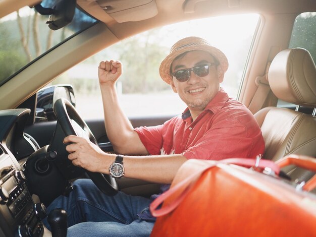 Photo portrait of smiling man siting in car