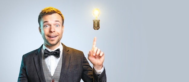 Photo portrait of smiling man standing against gray background