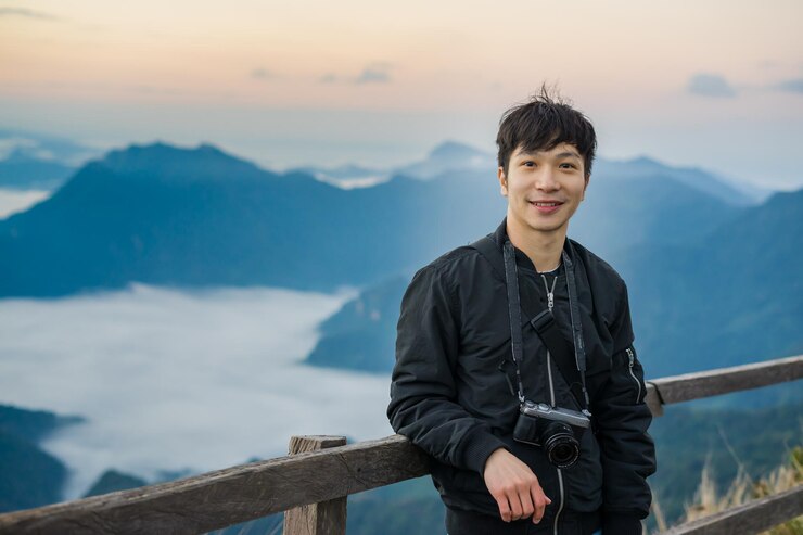 Photo 夕陽時對著山<unk>站立的微笑的人的肖像