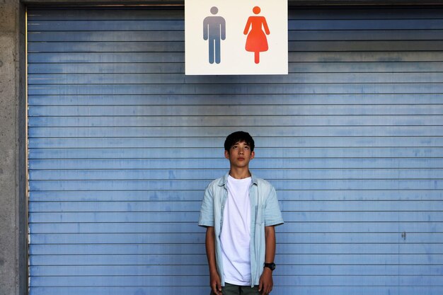 Photo portrait of smiling man standing against sign