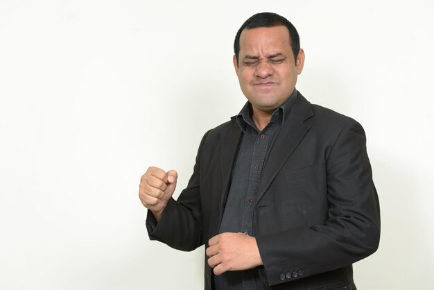 Photo portrait of smiling man standing against white background