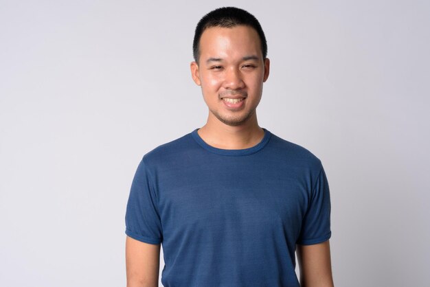 Photo portrait of smiling man standing against white background