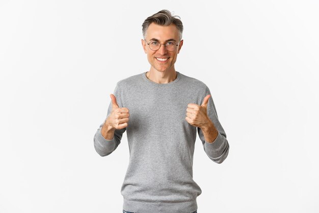 Photo portrait of smiling man standing against white background