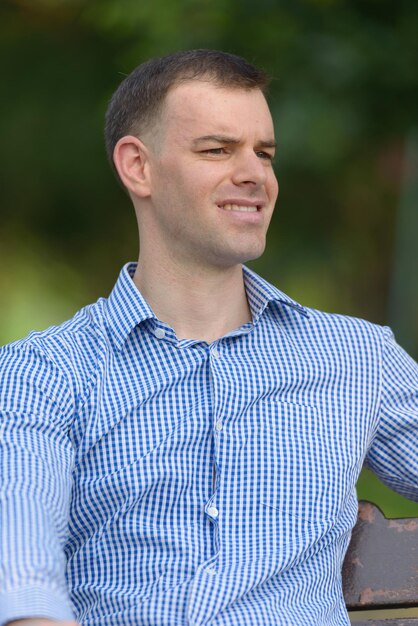 Photo portrait of smiling man standing outdoors