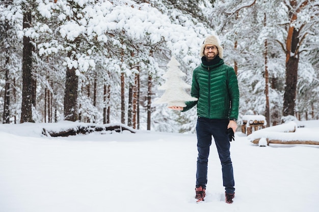 Photo portrait of smiling man standing in snow