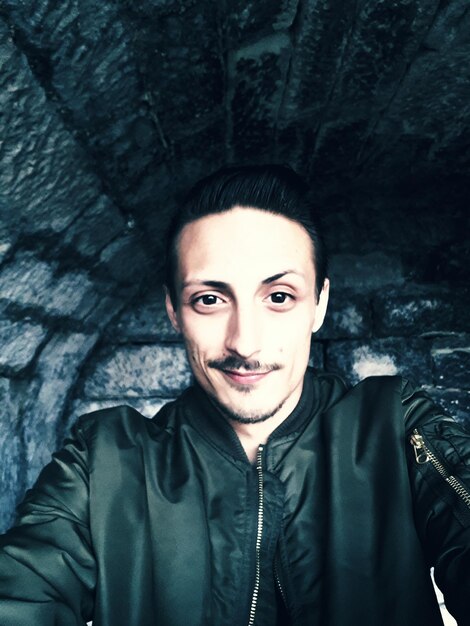 Foto ritratto di un uomo sorridente nel tunnel