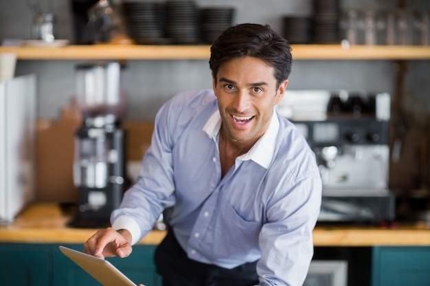 Photo portrait of smiling man using digital tablet