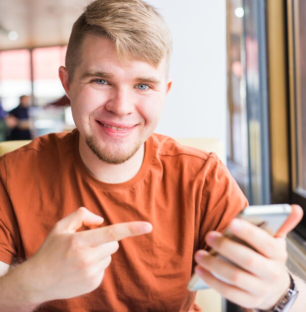 Photo portrait of smiling man using mobile phone