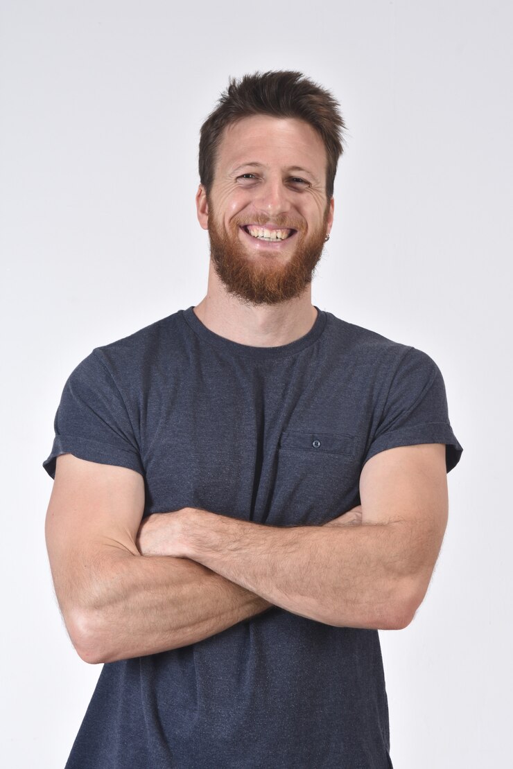 Photo portrait of a smiling man with  arms crossed on white 