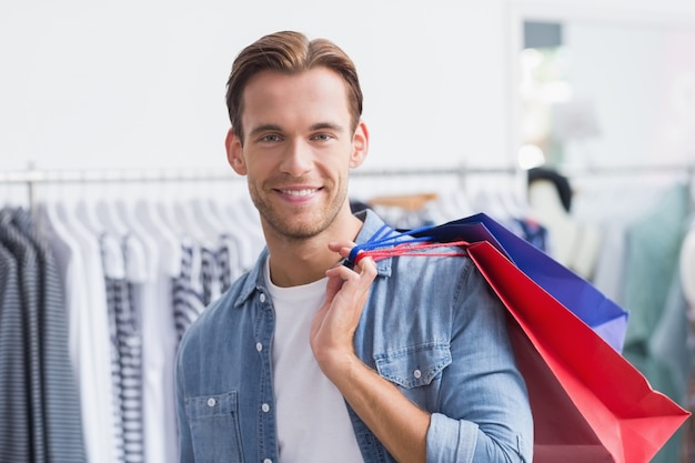 Photo portrait of a smiling man with shopping bags