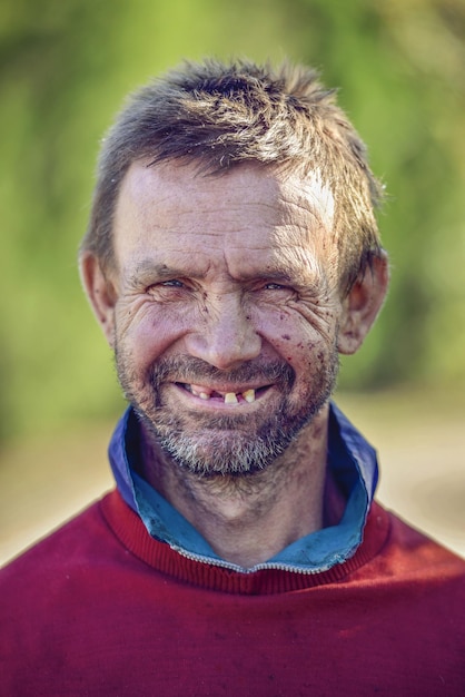 Foto ritratto di un uomo sorridente