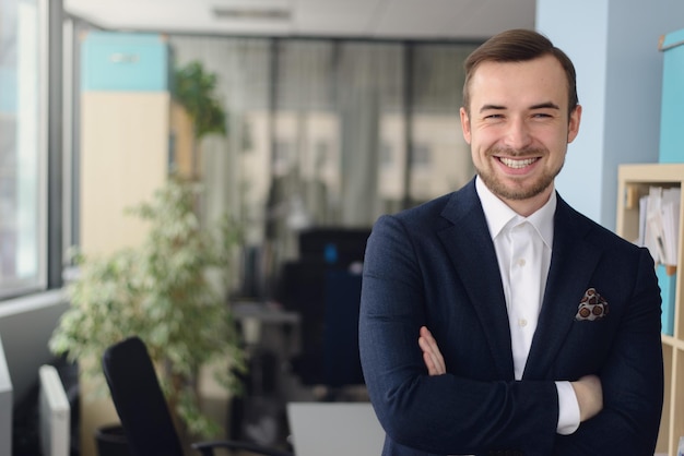 Foto ritratto di un uomo sorridente