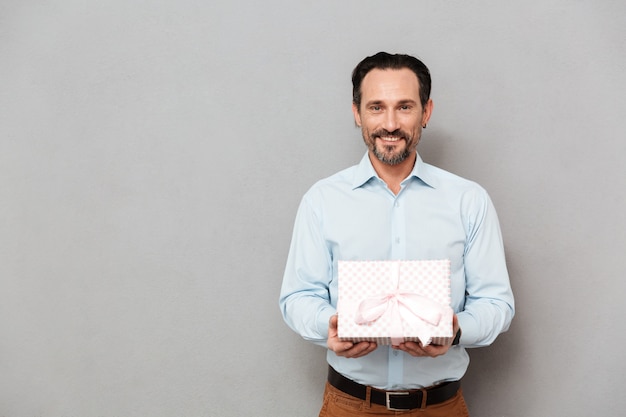 Il ritratto di un uomo maturo sorridente si è vestito in camicia