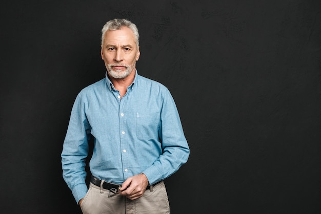 Photo portrait of a smiling mature man dressed in shirt