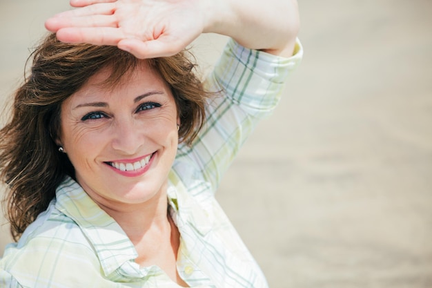 Photo portrait of smiling mature woman at beach