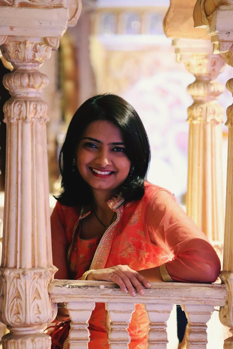 Photo portrait of smiling mature woman sitting in balcony