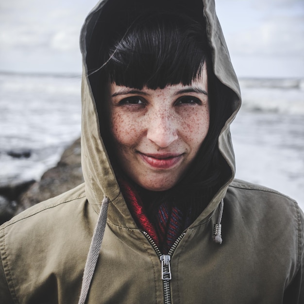 Foto ritratto di un uomo adulto sorridente in mare