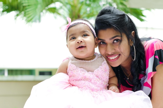 Photo portrait of smiling mother and daughter