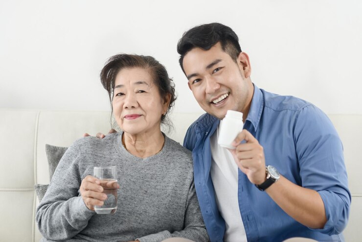 Photo 家のソファに座っている笑顔の母と息子の肖像画