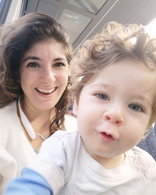 Photo portrait of smiling mother and son