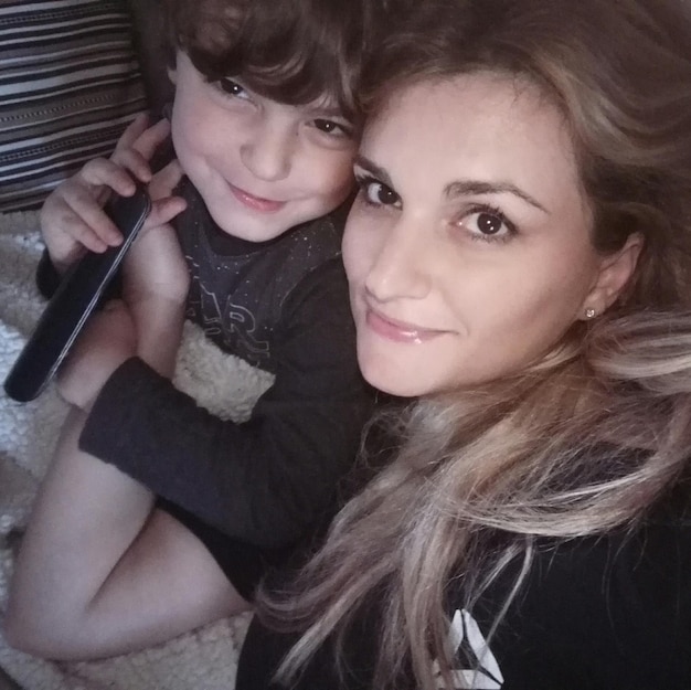 Foto ritratto di una madre e di un figlio sorridenti